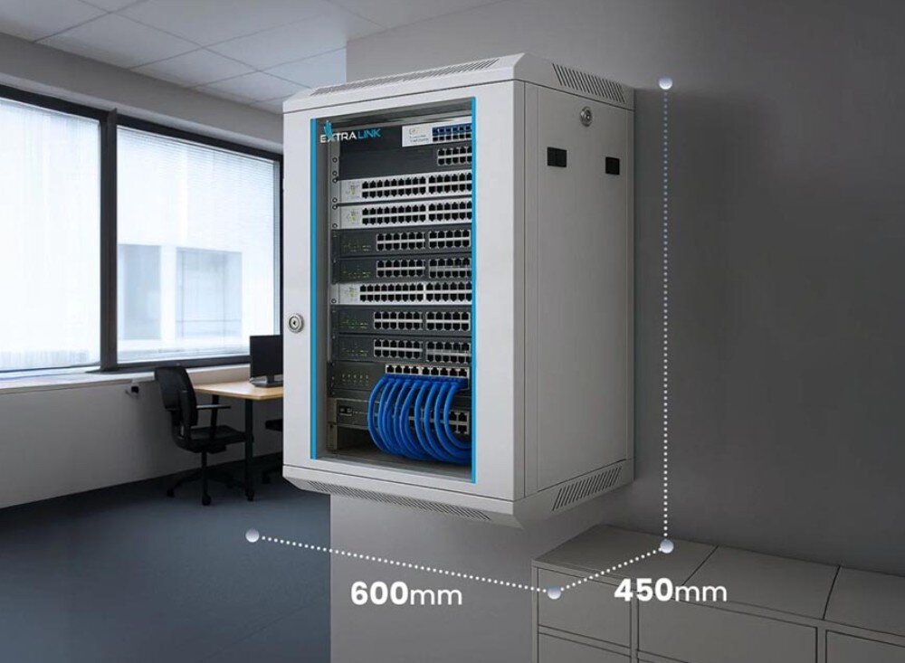 Szafa RACK EXTRALINK 19 15U EX.14336 600 x 450 mm Szara wisząca szafa rack z wypełnionymi urządzeniami sieciowymi i niebieskimi kablami, pokazana na ścianie biura z zaznaczonymi wymiarami 600 mm szerokości i 450 mm głębokości, przeznaczenie, wymiary, kolor,