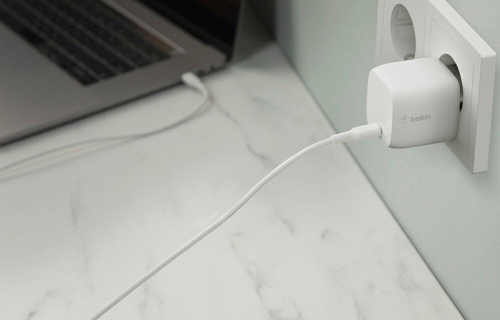 Ładowarka sieciowa BELKIN USB-C GaN WCH001VFWH 30W Biały minimalistyczny design wymiary samochód ładowarka
