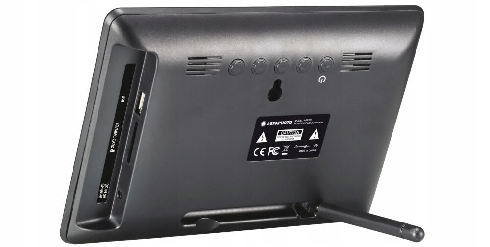 Ramka cyfrowa AGFAPHOTO APF700 Czarny prezentacja ramki od tyłu pod kątem na białym tle 32 GB wbudowanej pamięci możliwość rozszerzenia przez kartę microSD microSDHC microSDXC