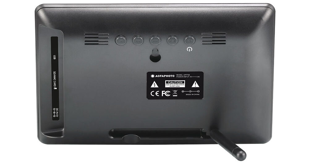 Ramka cyfrowa AGFAPHOTO APF700 Czarny prezentacja ramki od tyłu na białym tle zasilana przewodowo elegancka budowa pasuje do różnych wnętrz trwałe materiały
