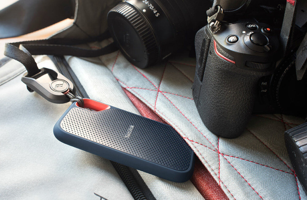 DYSK SSD PORTABLE SANDISK EXTREME 1TB E61 uchwyt zapięcie karabińczyk