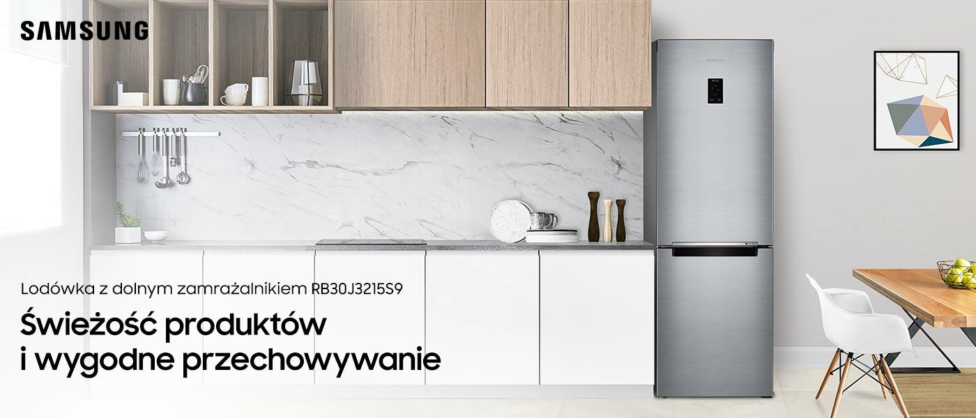 Biało-szara kuchnia z drewnianymi szafkami wiszącymi i marmurową ścianą pod szafkami, po prawej stronie lodówka Samsung