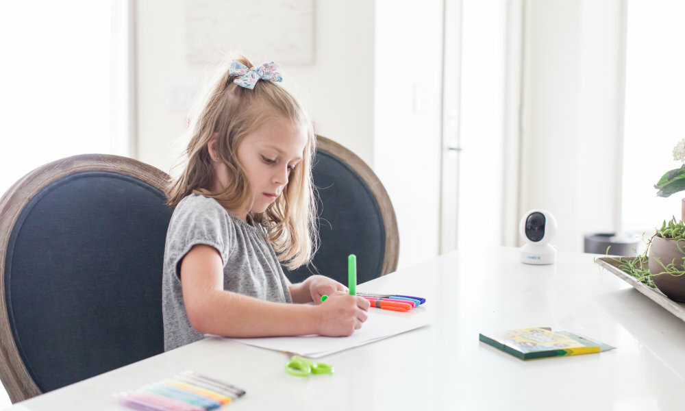 kamera REOLINK E1 Pro dziecko