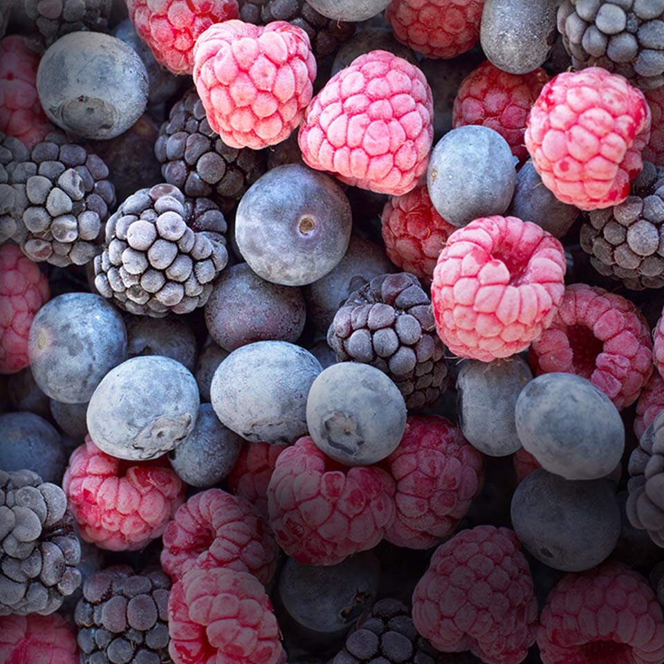 Dzięki technologii No Frost produkty przechowywane w zamrażalniku są pozbawione lodu i szronu. Zostało to zobrazowane na przykładzie malin, owoców i jeżyn