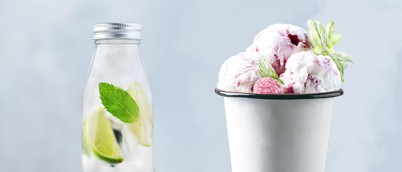 Zakręcona butelka ze schłodzonym napojem i kubeczek zamrożonych lodów