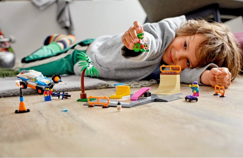 LEGO City Skatepark 60290 Realistyczne pojazdy szczegółowe budynki ciekawe postacie od piątego roku życia Inspirujący zestaw