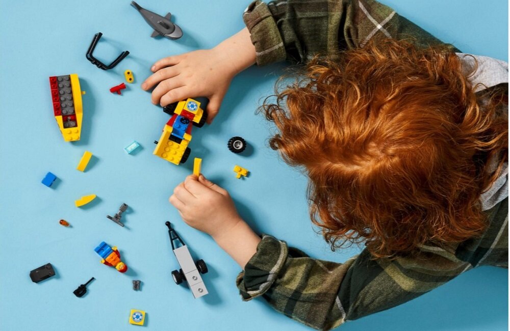 LEGO City Plażowy quad ratunkowy 60286 wiele godzin fascynującej zabawy Pobudzi wyobraźnię dzieci pojazdy które poruszają się po lądzie i wodzie składa się 79 elementów minifigurka ratownika i rekina