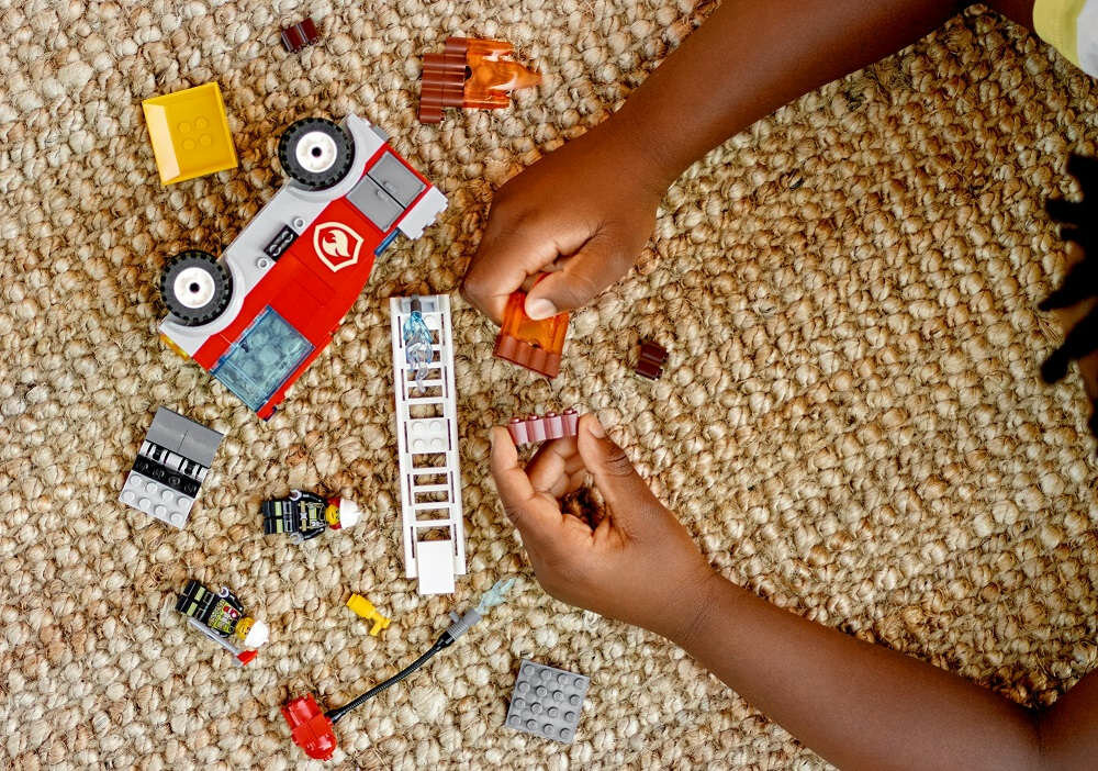 LEGO City Wóz strażacki z drabiną 60280 - wyposażenie zestawu dla dzieci od 4 lat figurki LEGO City Adventures hydrant klocki płomienie