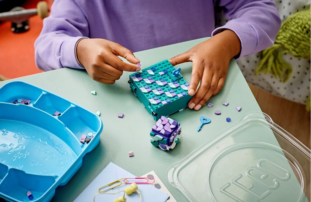 LEGO Dots Tajne skrzyneczki 41925 Praktyczna zamykana skrzyneczka w kształcie książki łatwy do złożenia zestaw praca manualna