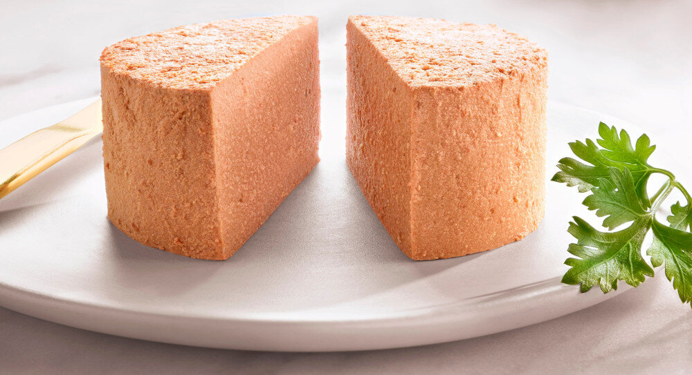 Karma dla kota GOURMET Gold Mus Kurczak 85 g talerz z karmą widok z boku nie zawiera dodatku sztucznych barwników konserwantów aromatów Delikatna konsystencja i smak kurczaka