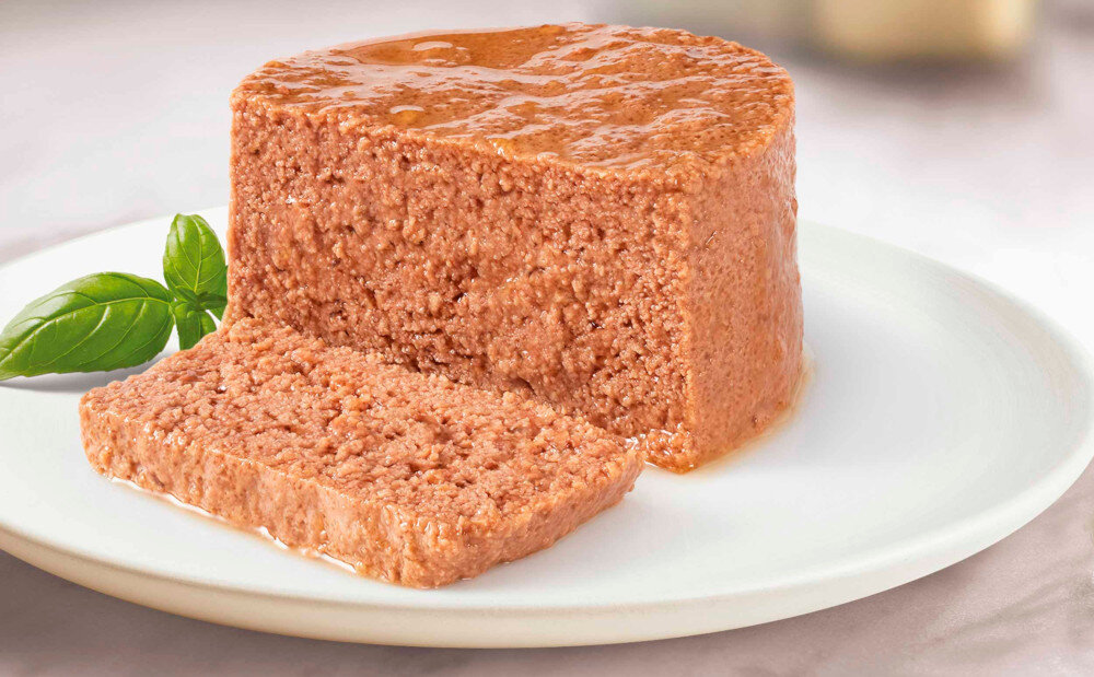 Karma dla kota GOURMET Gold Mus z wołowiną 85 g talerz z karmą widok z boku nie zawiera dodatku sztucznych barwników konserwantów Delikatna konsystencja i smak z wołowiną