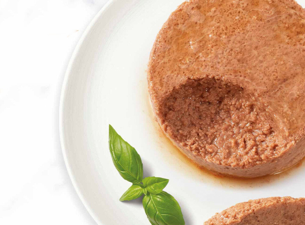 Karma dla kota GOURMET Gold Mus z wołowiną 85 g talerz z karmą na jasnym tle widok z góry skład 4% wołowina