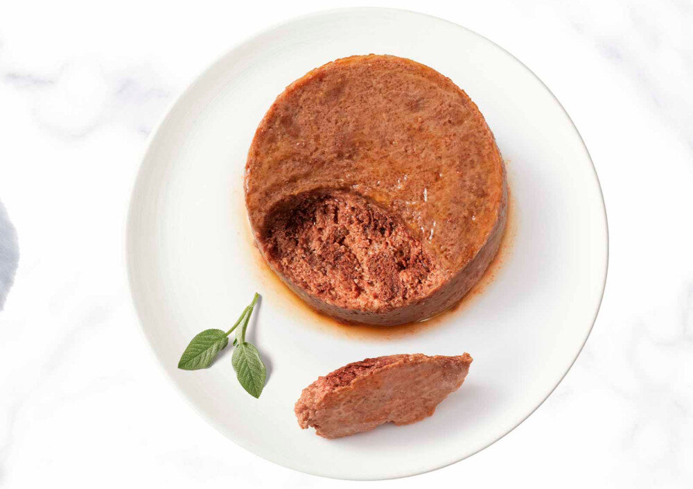 Karma dla kota GOURMET Gold Pasztet Królik 85 g talerz z karmą widok z góry pełnoporcjowa karma dla dorosłych kotów