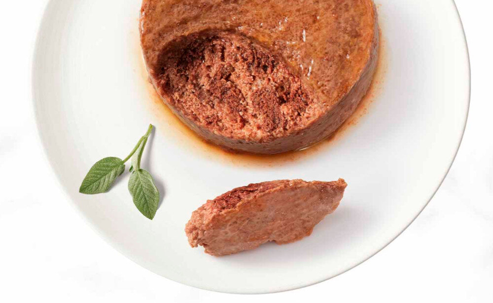 Karma dla kota GOURMET Gold Pasztet Królik 85 g talerz z karmą widok z boku ze składników o wysokiej jakości nie zawiera dodatku sztucznych barwników, aromatów ani konserwantów mokrą karmę Delikatna konsystencja i smak królika wygodna forma pasztetu