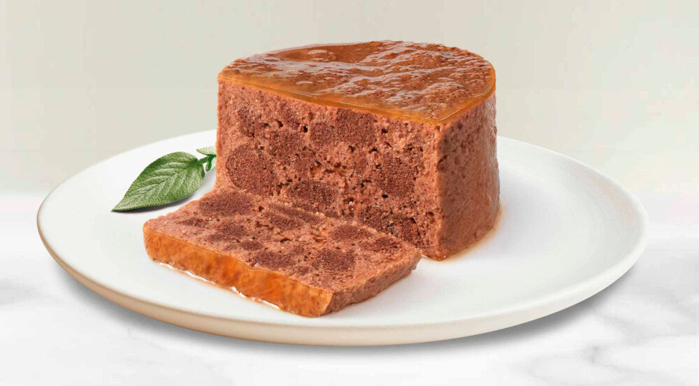 Karma dla kota GOURMET Gold Pasztet Królik 85 g talerz z karmą na jasnym tle widok z góry skład 4% królik