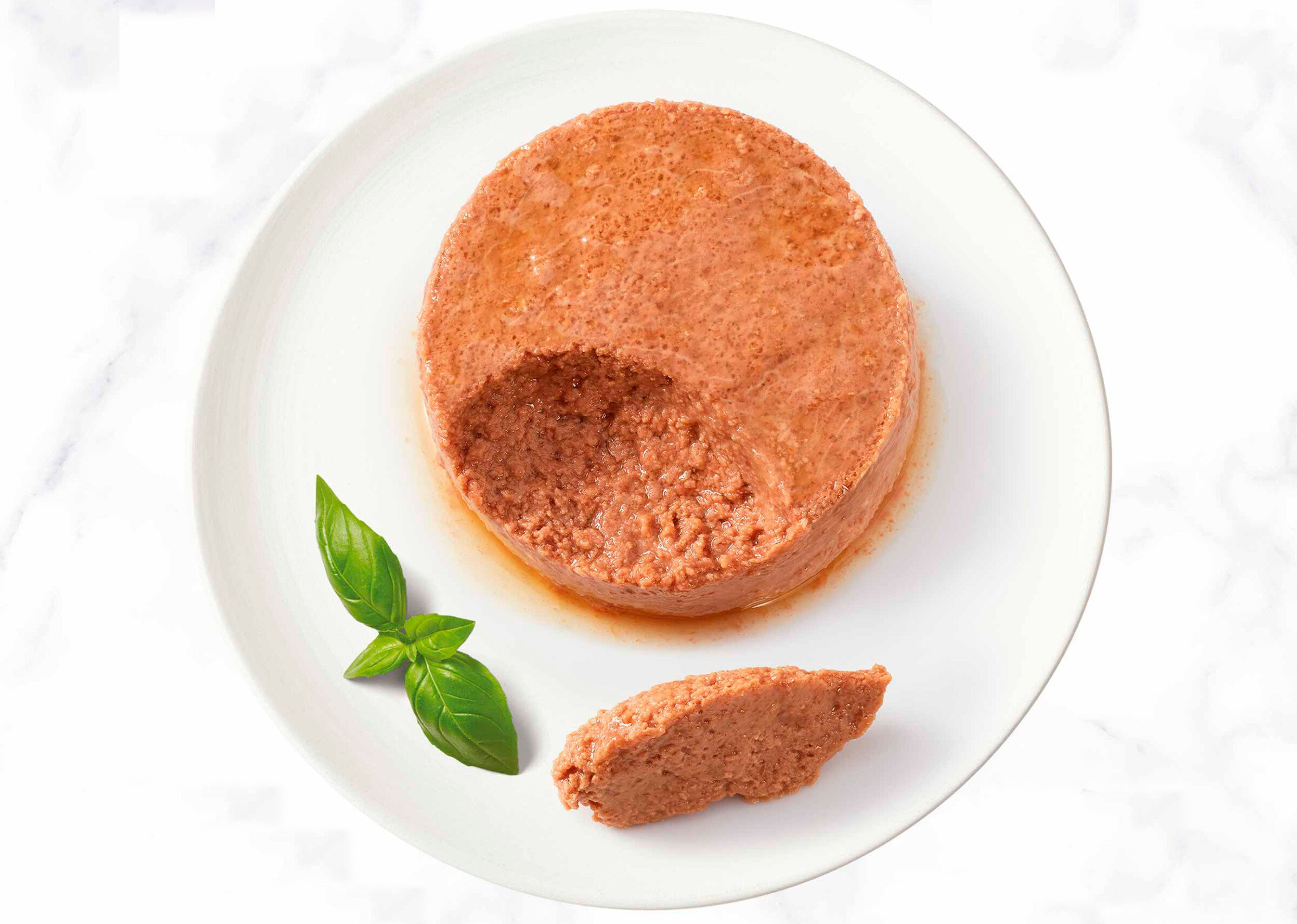 Karma dla kota GOURMET Gold Mus z tuńczykiem 85 g talerz z karmą widok z góry pełnoporcjowa karma dla dorosłych kotów