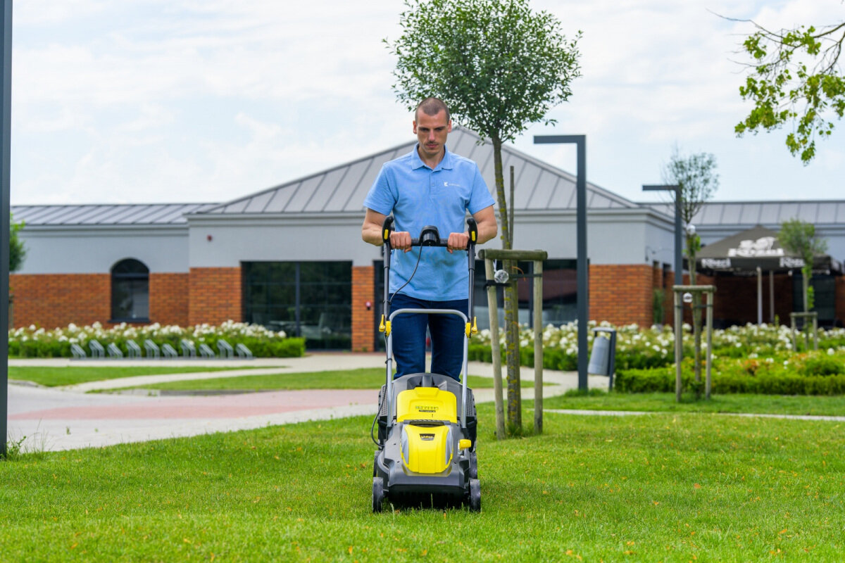 Kosiarka elektryczna LIDER YK1700 1700W lekka niezawodna efektywne działanie intuicyjna obsługa poszczególne podzespoły z bardzo mocnych tworzyw sztucznych waga 11,5 kg poziom mocy akustycznej 96 dB