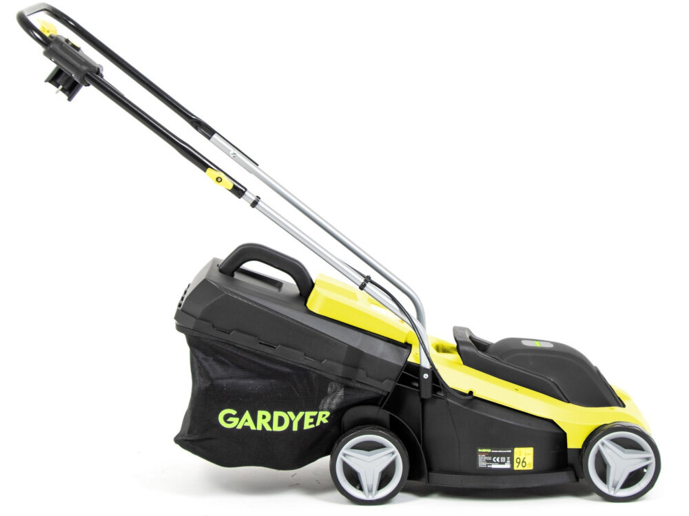 Na obrazie widoczna jest kosiarka elektryczna z napisem \'GARDYER\' na czarnym koszu. Kosiarka ma zielono-czarną obudowę i szare koła.