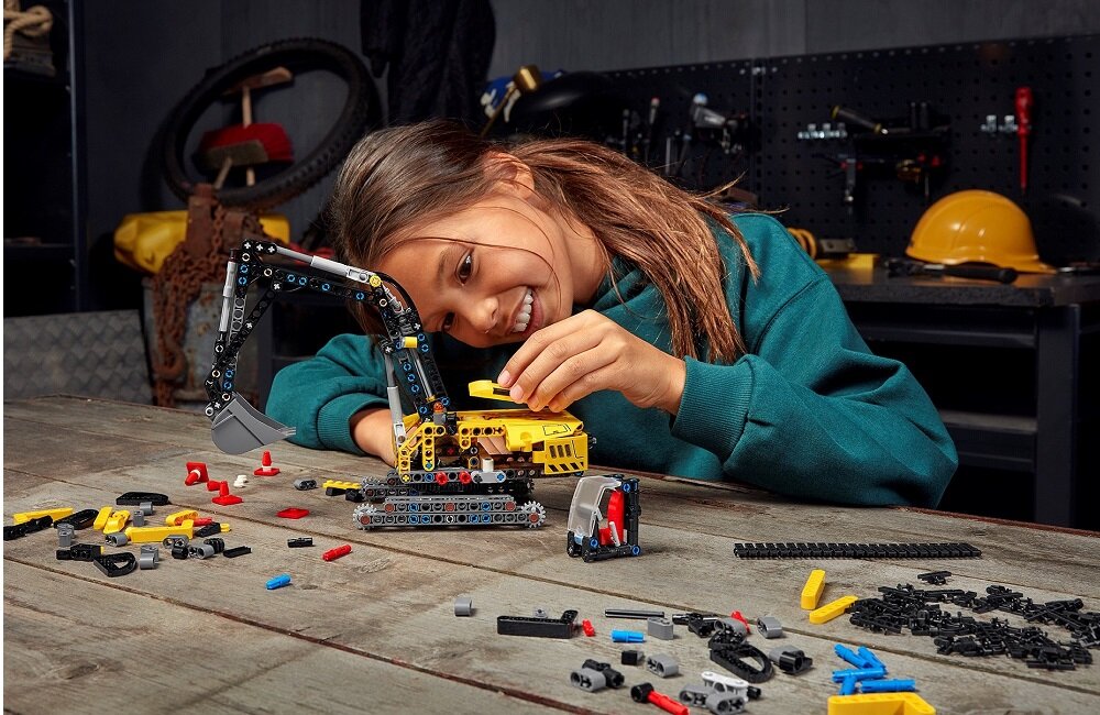 LEGO Technic Wytrzymała koparka 42121 pobudzenie wyobraźni dziecka wymyślanie historii rozrywka pełna przygód