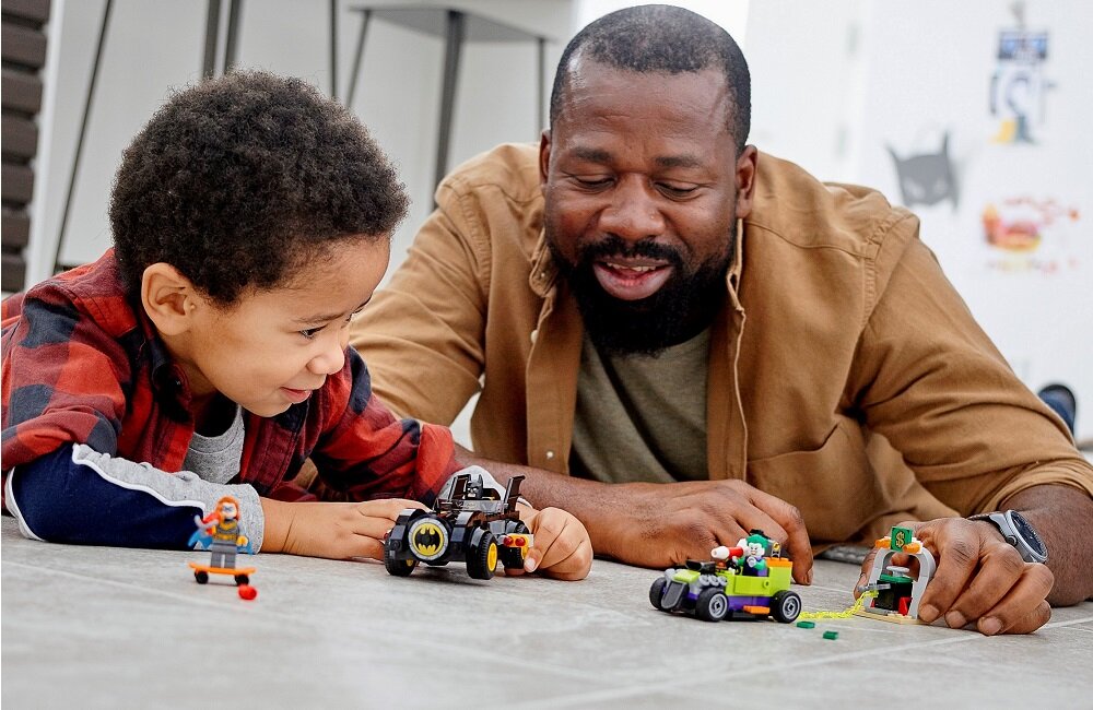 LEGO DC Batman kontra Joker pościg Batmobilem 76180 zabawa rodzinna Rewelacyjny zestaw z superbohaterami wielofunkcyjny zestaw z legendarnymi postaciami