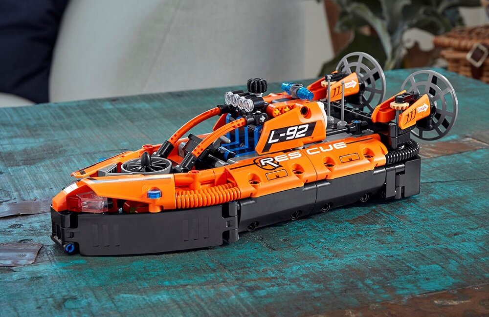 LEGO Technic Poduszkowiec ratowniczy 42120 dla młodego miłośnika emocjonujących pojazdów sporo autentycznych detali