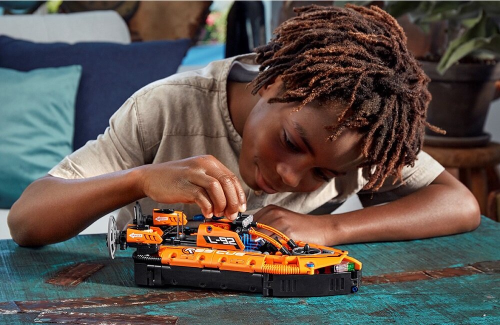 LEGO Technic Poduszkowiec ratowniczy 42120 Wysoka jakość i bezpieczeństwo dla dzieci od 8 roku życia