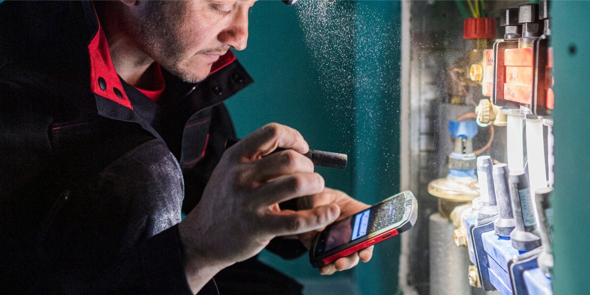 Latarka LEDLENSER P2R Work ,Kompaktowa latarka do pracy!, Osoba podświetla instalację elektryczną latarką