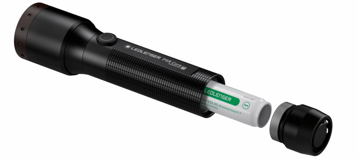 Latarka LEDLENSER P5R Core, akumulator, 750 mAh, złącze, magnetyczne, na białym tle rozkręcony tył latarki i widoczny akumulator