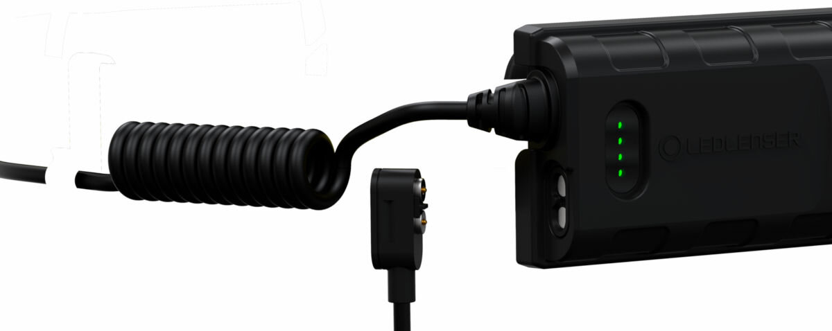 Latarka LEDLENSER H5R Work, Magnetic Charge System, podłączyć, magnetyczne, naładowanie, na białym tle zbliżenie na okablowanie latarki