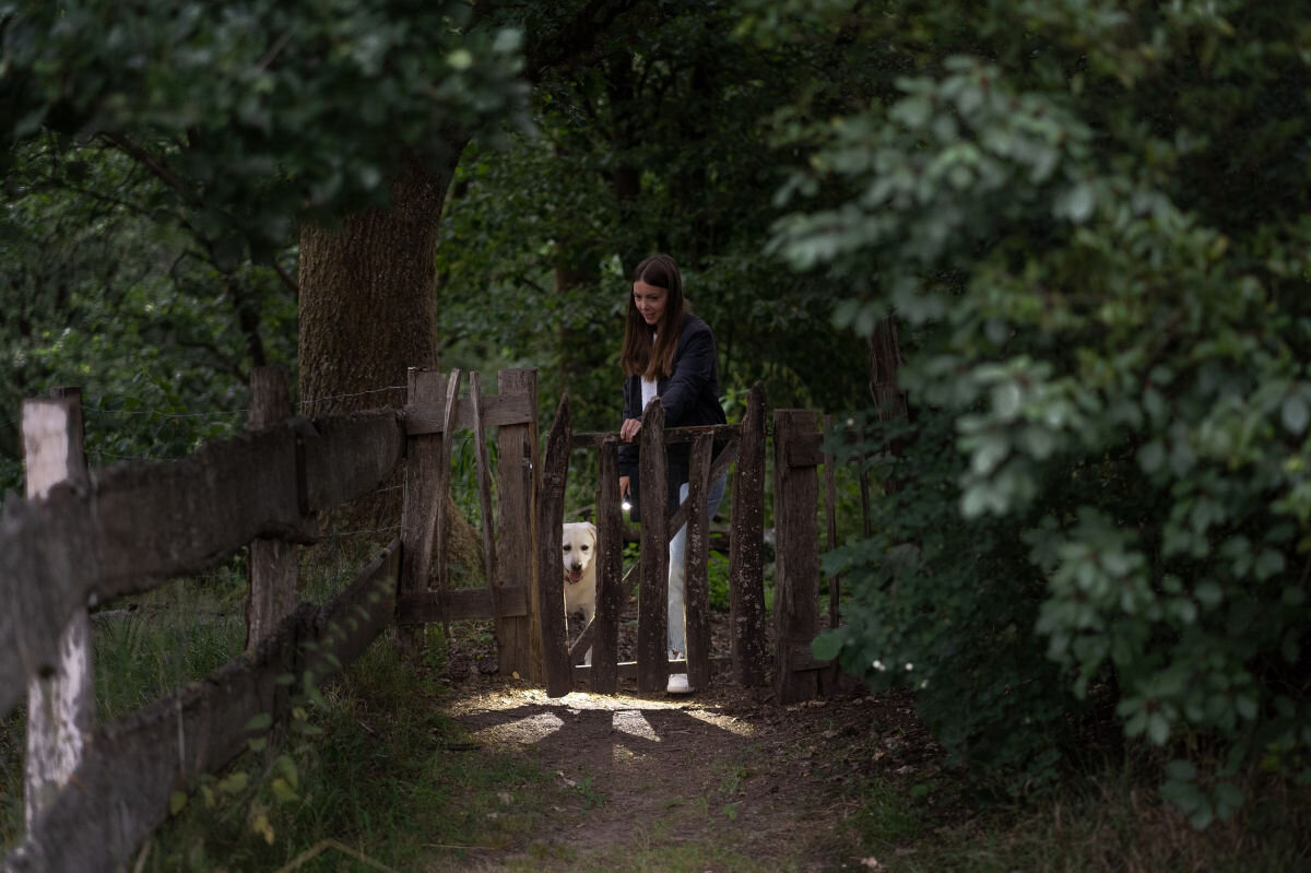 Latarka LEDLENSER P6R Work , światło, oświetlanie, źródło, solidna, kobieta trzyma latarkę idąc przez las
