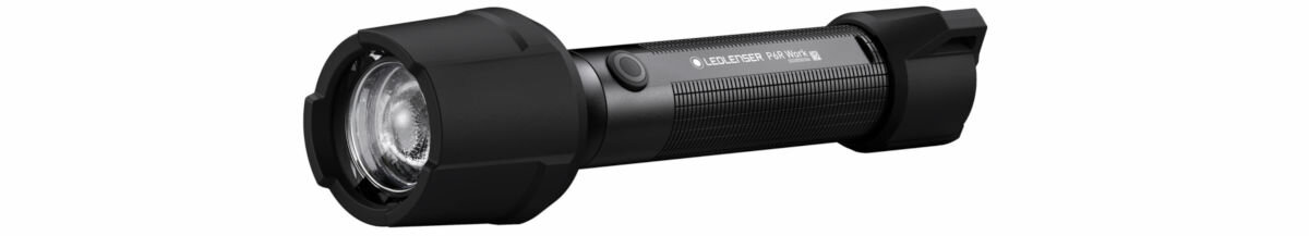 Latarka LEDLENSER P6R Work , zaprojektowana, solidna, obudowa, IP68, na białym tle latarka frontem prawo skos