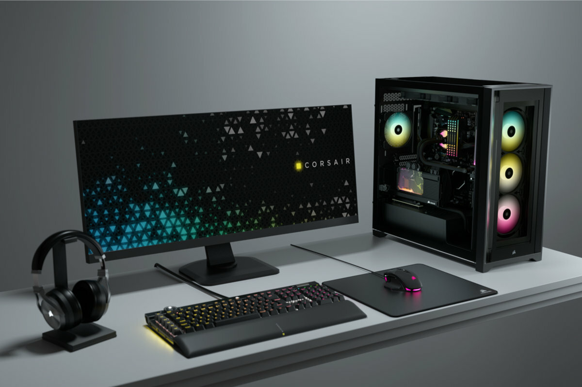 CORSAIR-obudowa-iCUE-5000X-RGB-stanowisko