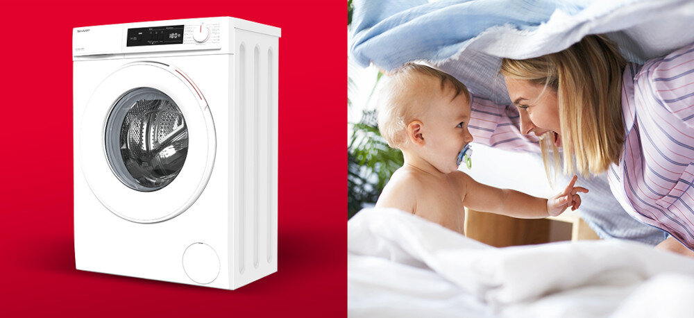 PRALKA SHARP ES-HFM6102WD Pralka pokazana na czerwonym tle zestawiona jest z ujęciem opieki nad dzieckiem. Grafika symbolizuje bezpieczeństwo i delikatne pranie Allergy Smart dodatkowe płukanie program dla alergików ochrona ubrań dzieci bezpieczne pranie
