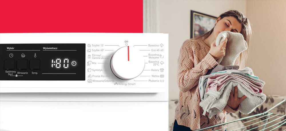 PRALKA SHARP ES-HFM6102WD Panel sterowania z pokrętłem programów znajduje się obok osoby trzymającej świeże pranie. Ujęcie podkreśla łatwą obsługę urządzenia intuicyjna obsługa panel sterowania wyświetlacz elektroniczny pokrętło programatora regulacja temperatury opóźniony start