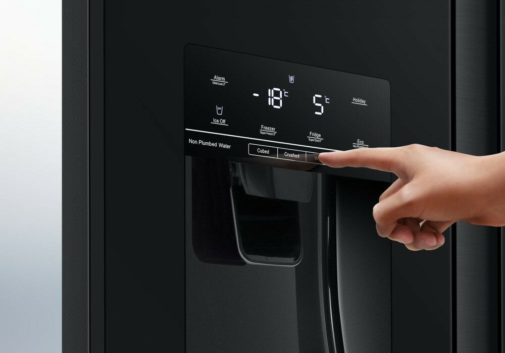 Lodówka HISENSE RS694N4GBE Side by Side Kostkarka czarna wyswietlacz