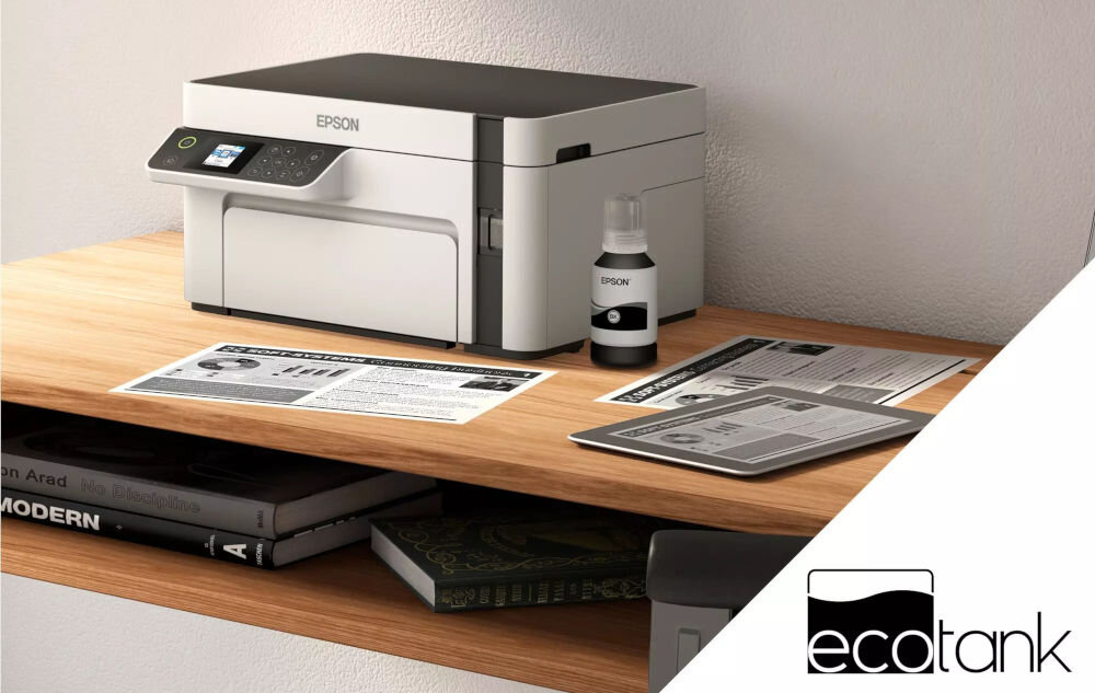 Urządzenie wielofunkcyjne EPSON EcoTank M2120 Wi-Fi prezentacja urządzenia na szafce obok kartki i butelka z atramentem bezkartridżowa oszczędność kosztów