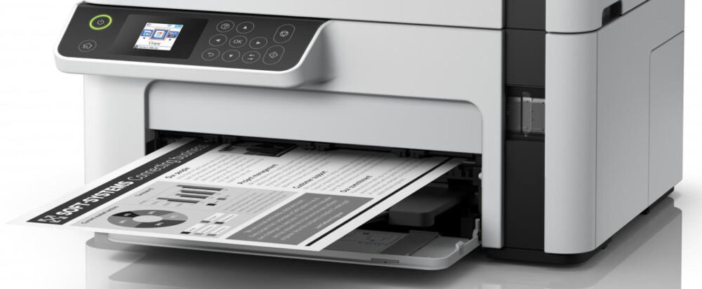 Urządzenie wielofunkcyjne EPSON EcoTank M2120 Wi-Fi prezentacja urządzenia od przodu pod kątem na białym tle zbliżenie na dolną część z wydrukowaną kartką druk monochromatyczny do biura prosta obsługa wydajność