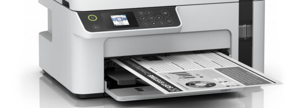 Urządzenie wielofunkcyjne EPSON EcoTank M2120 Wi-Fi prezentacja urządzenia od przodu pod kątem na białym tle zbliżenie na dolną część z wydrukowaną kartką Obsługa papieru od 64 do 90 g/m² w różnych zastosowaniach elastyczność codzienne zadania