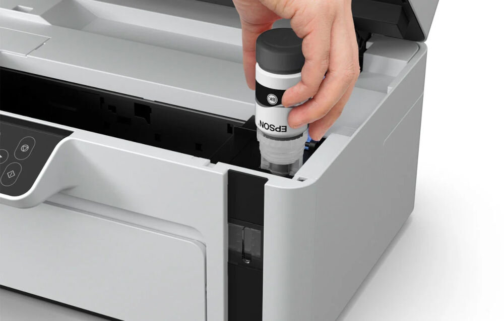 Urządzenie wielofunkcyjne EPSON EcoTank M2120 Wi-Fi prezentacja napełniania urządzenia atramentem na białym tle wydajność atramentu wydłużenie czasu pracy