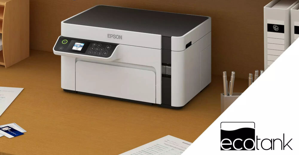 Urządzenie wielofunkcyjne EPSON EcoTank M2120 Wi-Fi prezentacja urządzenia na biurku obok kartki segregatory szybki wydruk monochromatyczny stron na minutę oszczędność czasu