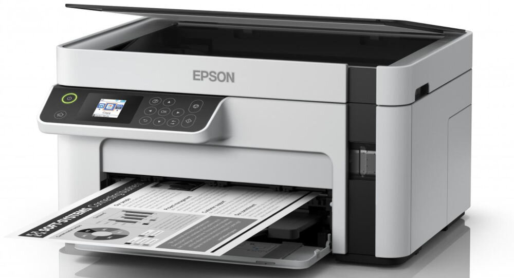 Urządzenie wielofunkcyjne EPSON EcoTank M2120 Wi-Fi prezentacja urządzenia od przodu pod kątem na białym tle wychodząca wydrukowana kartka funkcje 3w1 druk skan kopiuj wygoda organizacja przestrzeni