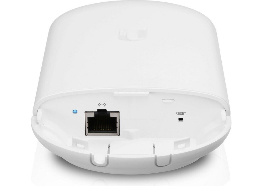 Punkt dostępu UBIQUITI NanoStation 5AC Loco Spód urządzenia sieciowego ukazujący port LAN, diodę sygnalizacyjną oraz przycisk resetu