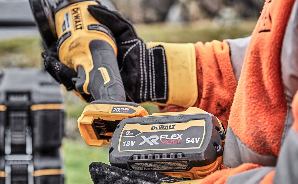 Szlifierka kątowa DEWALT DCG418X2 zasilanie akumulator Li-Ion z serii 18 V XR pojemność 9,0 Ah duża prędkość obrotowa do 9000 obrotów na minutę stabilna bezpieczna