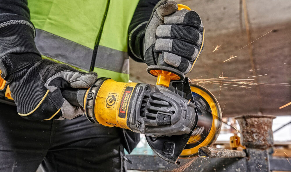 Szlifierka kątowa DEWALT DCG418X2 obudowa zamknięta w mocnej skorupie skuteczne odprowadzenie ciepła z urządzenia