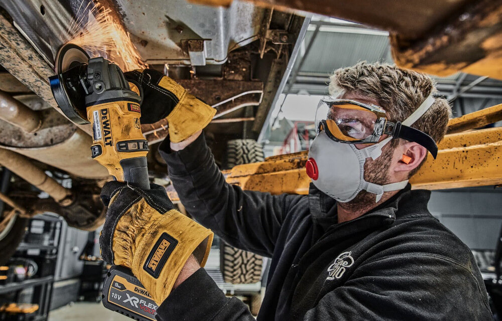 Szlifierka kątowa DEWALT DCG418X2 elektroniczny hamulec elektroniczne sprzęgło blokada zabezpiecza przed przypadkowym uruchomieniem