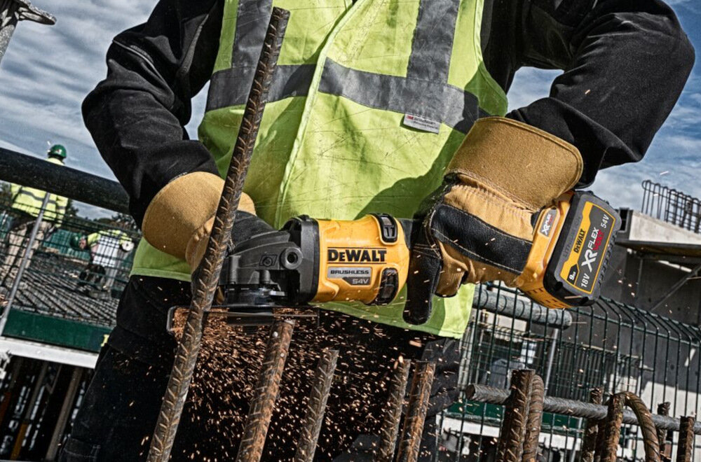 Szlifierka kątowa DEWALT DCG418X2 przycisk blokady wrzeciona M14