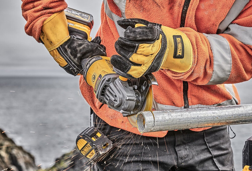 Szlifierka kątowa DEWALT DCG418X2 ergonomiczna rączka tworzywo sztuczne stabilny chwyt 2-pozycyjna rękojeść boczna waga 2,2 kg