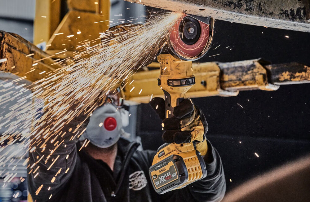 Szlifierka kątowa DEWALT DCG418X2 tarcza średnica 125 mm przycisk blokady wrzeciona blokada wrzeciona wymiana i montaż tarcz szlifierskich