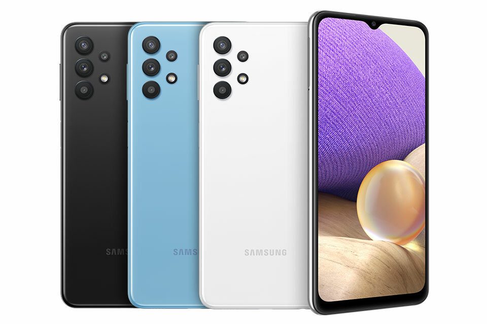 Trzy Galaxy A32 od tyłu w trzech wersjach kolorystycznych i jeden od przodu Trzy Galaxy A32 od tyłu w trzech wersjach kolorystycznych i jeden od przodu