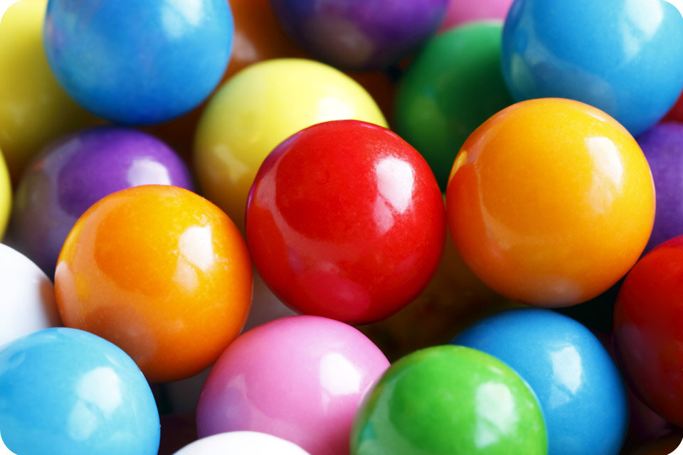 Spore zbliżenie na kolorowe, metalowe i błyszczące kulki  Spore zbliżenie na kolorowe, metalowe i błyszczące kulki